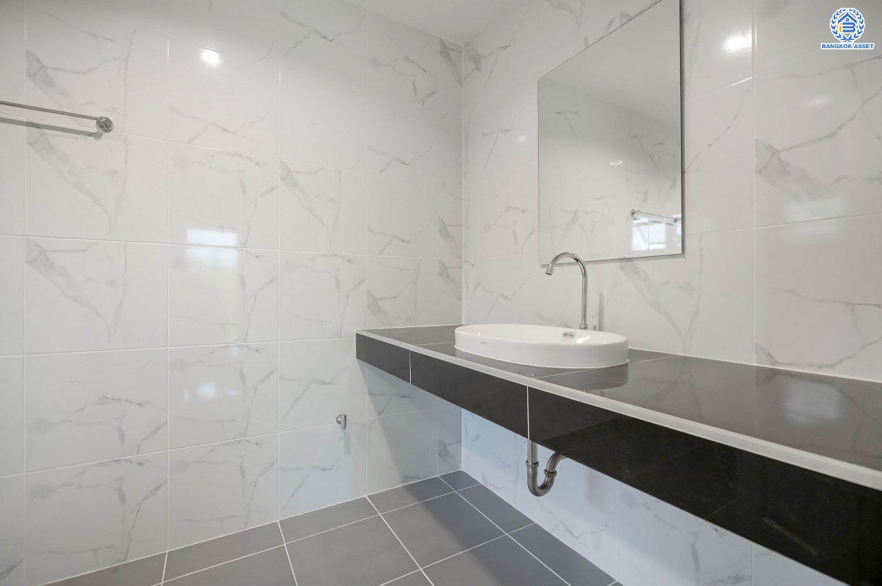 บ้านมือสองตกแต่งใหม่ โครงการ กฤษดานคร18 พุทธมณฑลสาย3 เนื้อที่ 80 ตร.ว. บนพื้นที่ใช้สอยมากถึง 272.57 ตร.ม. อีกระดับของฟังก์ชัน 4 ห้องนอน 3 ห้องน้ำ จอดรถได้ 2 คัน บรรยากาศสุด Private บนทำเลศักยภาพเชื่อมต่อหลายเส้นทาง ใกล้เซ็นทรัลปิ่นเกล้า ม.มหิดล และทางด่วน "ศรีรัช"